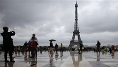 Policie evakuovala celou Eiffelovu věž. Kvůli bombové hrozbě