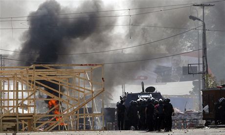 Skupina policist za tankem bhem ozbrojeného stetu v Káhie