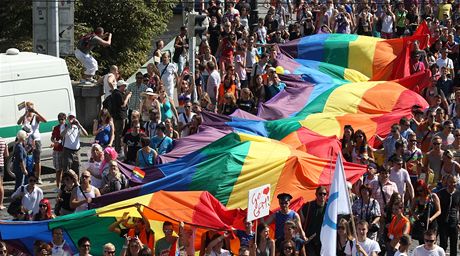 Prahou jde karnevalový pochod hrdosti homosexuál, jím vyvrcholí letoní festival Prague Pride.