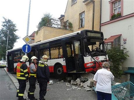 V ulici Na Pískách v Praze 6 naboural autobus mstské hromadné dopravy.