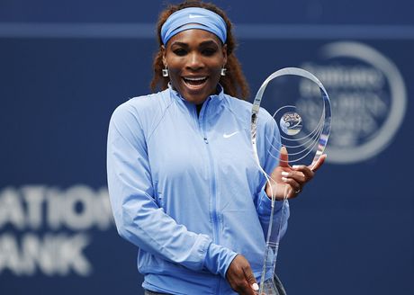 Americká tenistka Serena Williamsová s trofejí pro vítze turnaje v Torontu