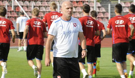 Trénink eských fotbalist, vpedu je kou Michal Bílek