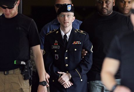 Bradleyho Manninga vyvádjí ze soudní sín