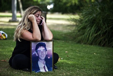 Plaící Gila Molchová s fotografií svého bratra, který ped 20 lety zahynul bhem teroristického útoku