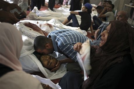 Egypan oplakvaj sv mrtv. Bhem jedinho dne v Egypt zemely stovky lid. Nsiln stety pokrauj, budoucnost zem je nejist