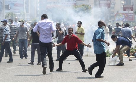 Stoupenec Mursího kíí hesla ped policií v Káhie.