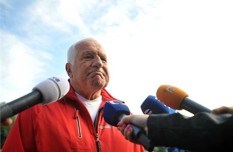 Václav Klaus mluvil s novinái ped tradiním výstupem na Snku. 