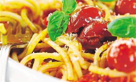 Rajská omáčka se hodí ke všem druhům těstovin. V Itálii patří k těm nejtradičnějším pokrmům omáčka z olivového oleje, česneku, rajských jablek a čerstvého koření, nejčastěji bazalky či oregana. Doplnit lze třeba tradiční italskou klobásou. Chybět nesmí pa