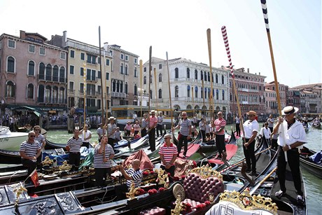 V Benátkách urit nesmíte vynechat jízdu na gondole.
