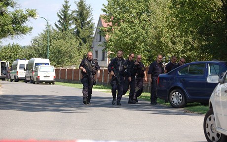 Policejní zásah proti ozbrojencm v obci Straky na Nymbursku.
