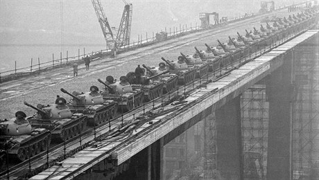 Zatěžkávací zkoušky Nuselského mostu byly prováděny pomocí tanků. (rok 1970)