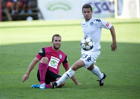 1. FC Slovácko - FK Mladá Boleslav. Ladislav Voleák ze Slovácka (vpravo) a Jan Kysela z Boleslavi