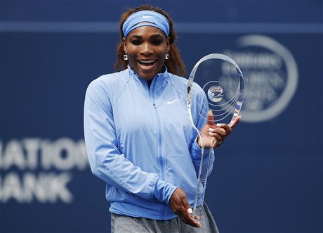 Americká tenistka Serena Williamsová s trofejí pro vítze turnaje v Torontu