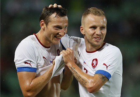 Čeští fotbalisté Michal Kadlec (vpravo) a Libor Kozák 