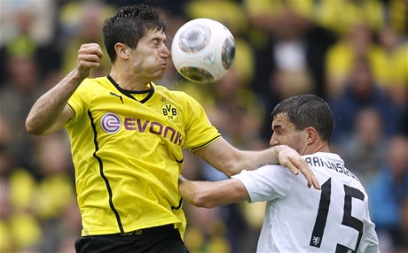 Fotbalista Dortmundu Robert Lewandowski (vlevo) a Norman Theuerkauf z Braunschweigu