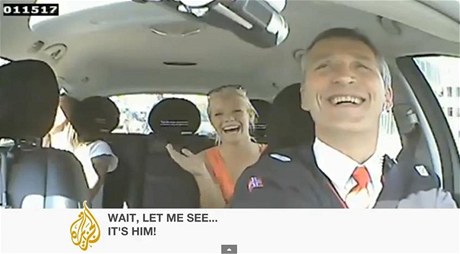 Norský premiér Jens Stoltenberg za volantem taxíku vozí volie ulicemi Osla
