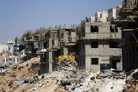 Výstavba izraelských dom na okupovaném palestinském území