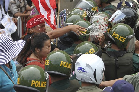 Protestující eny od jezera Boeung Kak zasypávají policisty solí a chilli paprikami