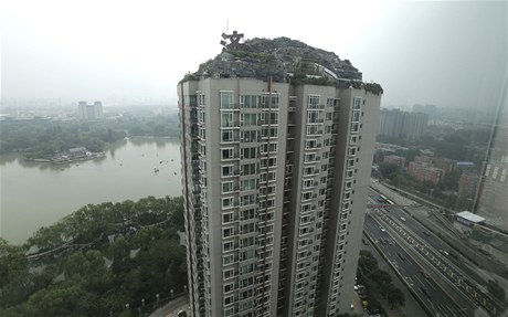 Pekingská kuriozita: vila na stee panelového domu
