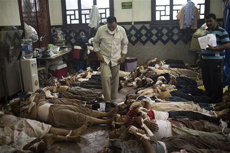 Sítání mrtvých v improvizované káhirské márnici 