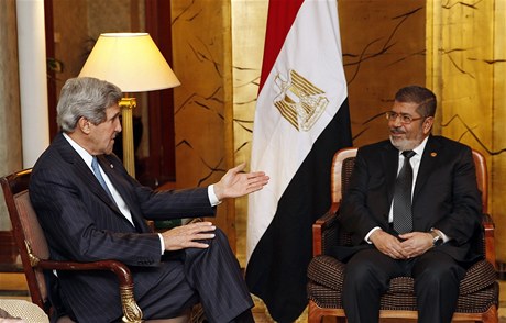 Exprezident Mursí (vpravo) s americkým ministrem zahranií Johnem Kerrym (25. 5. 2013)