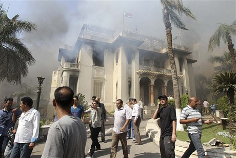 Egypané se shromaují ped hoící vládní budovou v egyptské Káhie