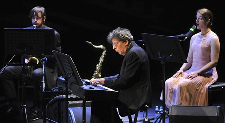 Americký hudebník Philip Glass. se svým souborem odehrál ptihodinový koncert v...