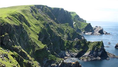 Souostrov Shetlandy se nachz daleko na sever od Skotska a nejsevernj ostrov nese po svch vikingskch obyvatelch jmno Unst