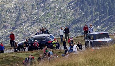 Prezident Milo Zeman vyuil pro cestu na vrchol Snky automobil horsk sluby. Tm si okamit vyslouil kritiku ochrnc prody.