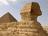 Sfinga, která se nachází pár desítek metr od pyramidy, pedstavuje leícího...
