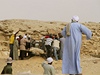 Se zaujetím sledujeme, jak nkolik desítek Egypan pomalu a spoádan vynáí vaky plné písku z místa vykopávek. 
