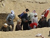 Se zaujetím sledujeme, jak nkolik desítek Egypan pomalu a spoádan vynáí vaky plné písku z místa vykopávek. 