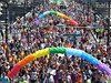 'Vichni jsme dti boí.' Prahou jde duhový pochod homosexuál v ele s Putnou.