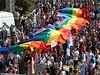 Prahou jde karnevalový pochod hrdosti homosexuál, jím vyvrcholí letoní festival Prague Pride.