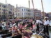V Benátkách urit nesmíte vynechat jízdu na gondole.