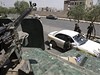 Jementí vojáci prohlíejí projídjící automobily
