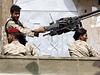 Jementí vojáci v opevnném vozidle na strái v ulicích msta Saná