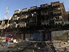 Irácký chlapec stojí ped budovou zasaenou bombovým útokem