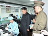 Kim ong-un se dívá na zamstance továrny, který mu pedstavuje nový smartphone