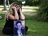 Plaící Gila Molchová s fotografií svého bratra, který ped 20 lety zahynul bhem teroristického útoku
