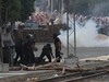 Písluníci egyptských bezpenostních sloek rozhánjí protestující slzným plynem