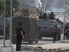 Vláda rozhánla protestující pomocí obrnných vozidel a buldozer