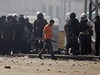 Egyptská poádková policie se shromauje bhem zásahu proti protestujícím
