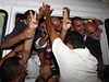 Palestinci bouliv vítají proputné vzn vystupující z policejní dodávky