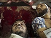Mrtví demonstranti na podlaze káhirské polní nemocnice 