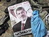 Plakát bývalého prezidenta Mursího na zemi v táboiti píznivc Muslimského bratrstva, které rozehnala armáda.