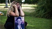 Pla�ící Gila Molchová s fotografií svého bratra, který p�ed 20 lety zahynul b�hem teroristického útoku | na serveru Lidovky.cz | aktu�ln� zpr�vy
