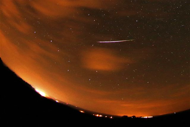 Na no�n� obloze byl vid�t meteorick� roj Perseid.