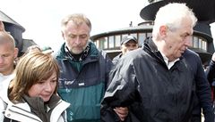 Prezidentský pár na Vav�inecké pouti na vrcholu Sn�ky v srpnu 2013. 