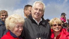 Milo�e Zemana na vrcholu Sn�ky odchytily fanynky a prezident musel pózovat fotograf�m.